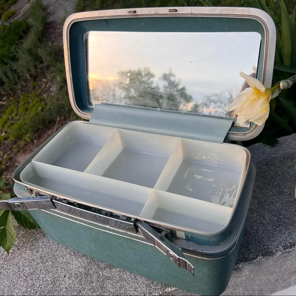 Vintage 60s Samsonite blue train case makeup case